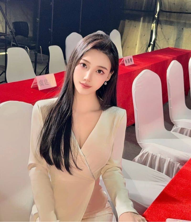 昆明外围 173主持人兼职身材性感