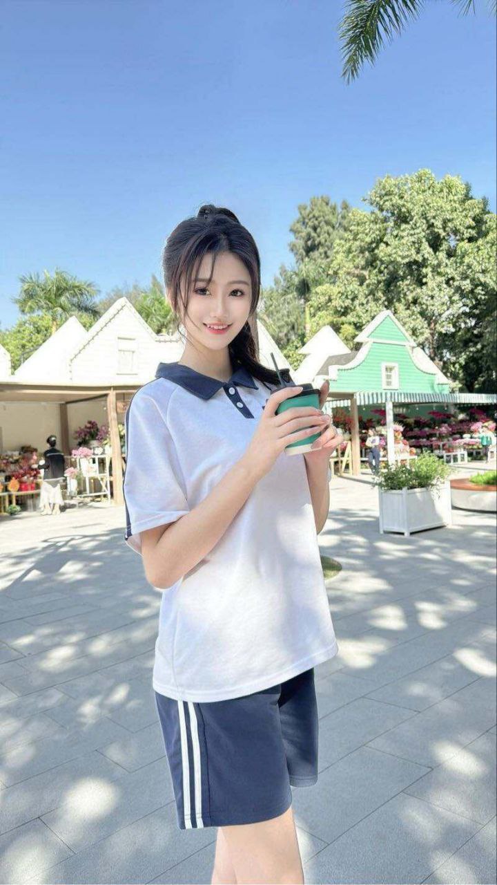 青岛外围 05年175 雪白婴儿肌肤五官精致比例完美