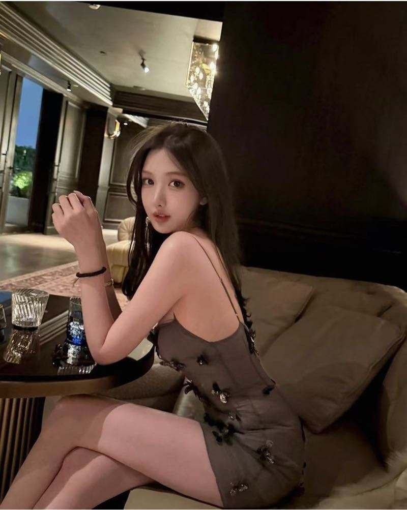 广州外围 175可盐可甜酒杯腿腿长腰细